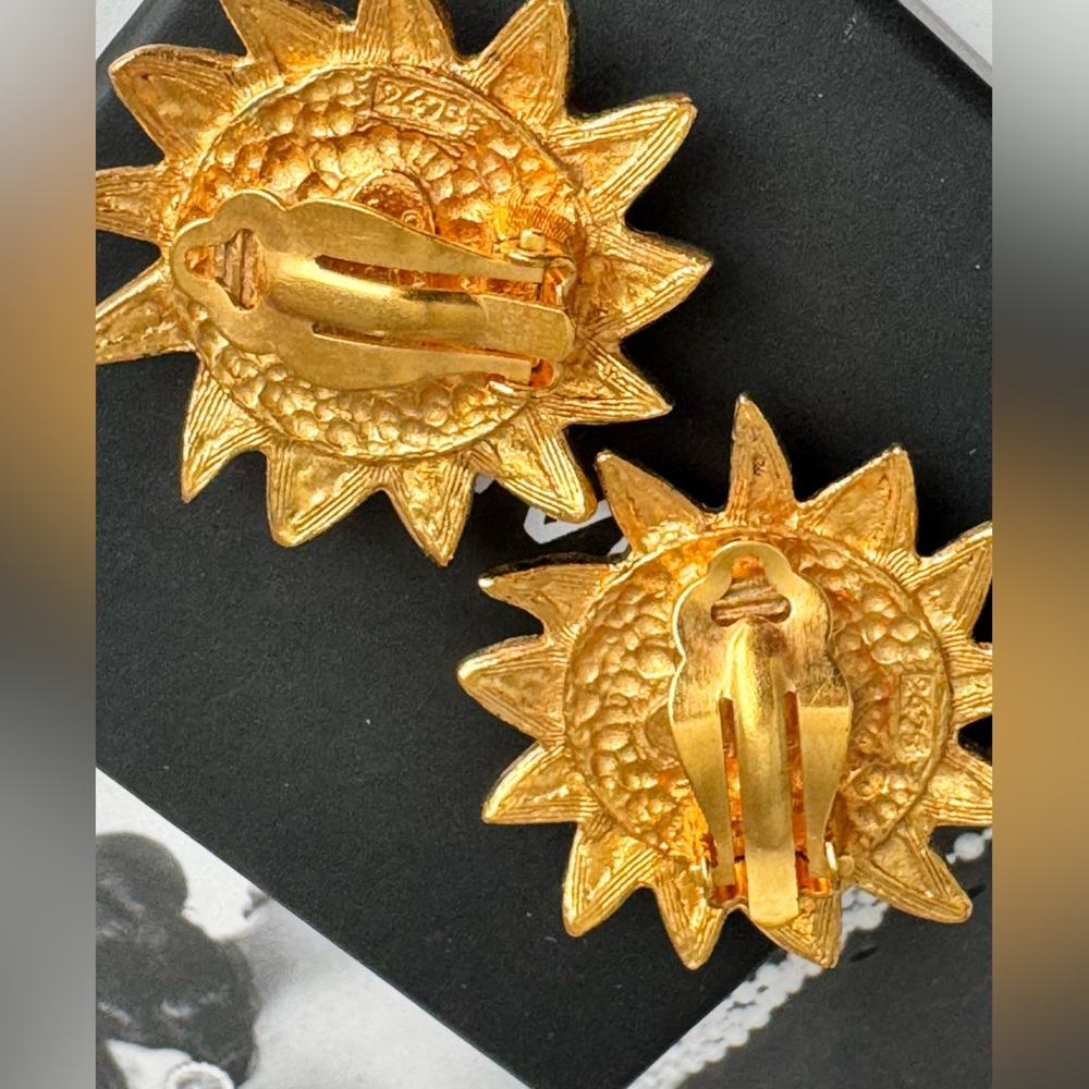 Authentic Vintage Chanel 1980's Gold Sun White Faux Pearl Large Clip On Earrings - Picture 5 of 7